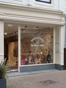 851112 Gezicht op de winkelpui van Boekhandel De Wijze Kater (Zadelstraat 49) te Utrecht. De boekhandel is in september ...